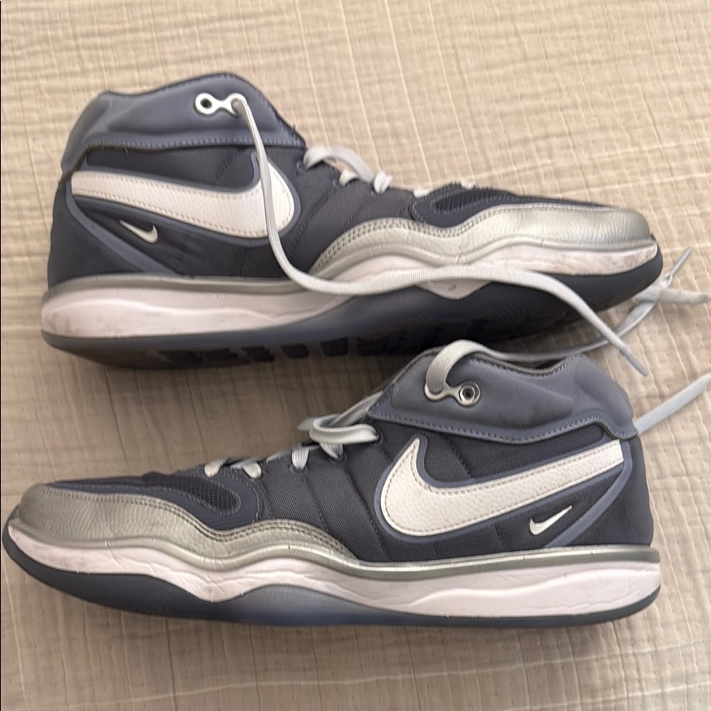 Used NIKE GT HUSTLE 2 basketball shoes size 11.5